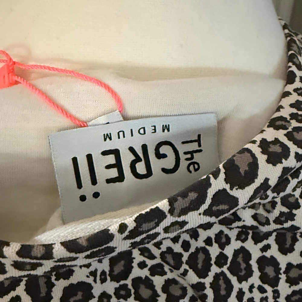The GREII ladies, leopard print crewneck flowy sleeves, medium NWT - Picture 12 of 14